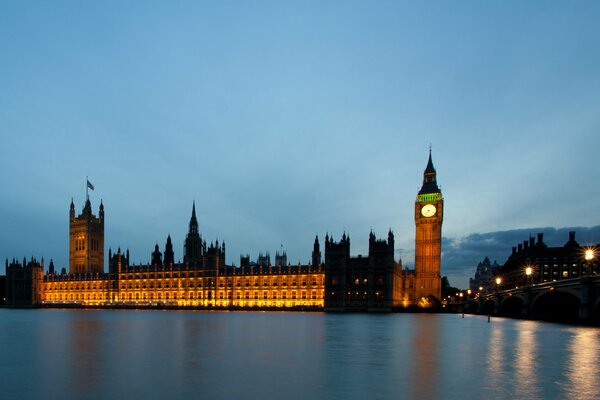 Big Ben. Grande-Bretagne. Il fait nuit. Tamise