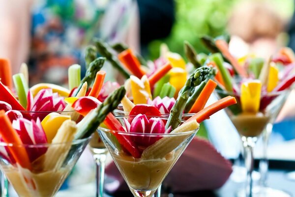 Cócteles de frutas en la mesa