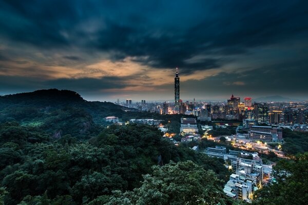 Desde la montaña por la noche se puede observar el panorama de las luces de la ciudad