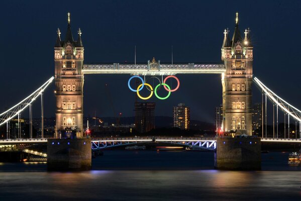 Most na rzece z symboliką Olimpiady