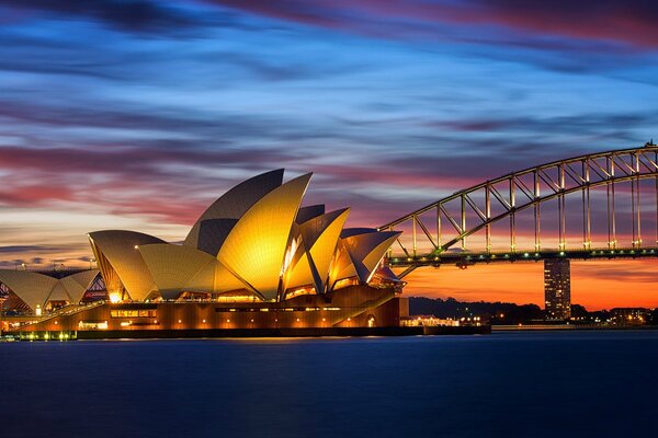 Australia, Opera House w Sydney o zachodzie słońca oświetlona wieczornymi światłami