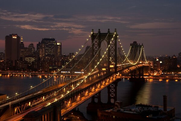 Die New Yorker Brücke fasziniert den Blick