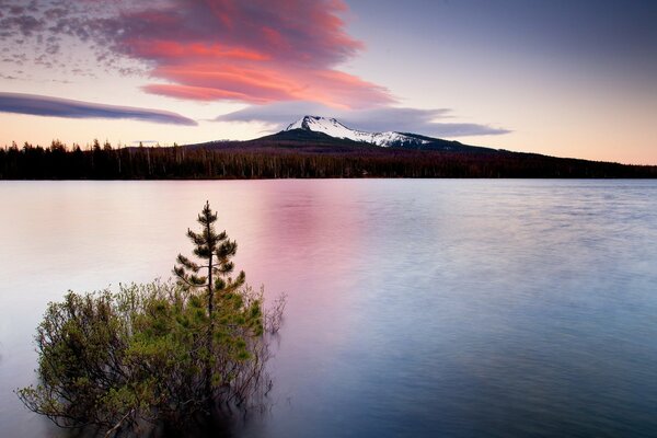 Altas montañas y un lago al atardecer