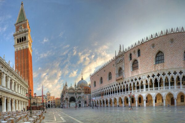 Place Saint-Marc à Venise sur fond de ciel clair