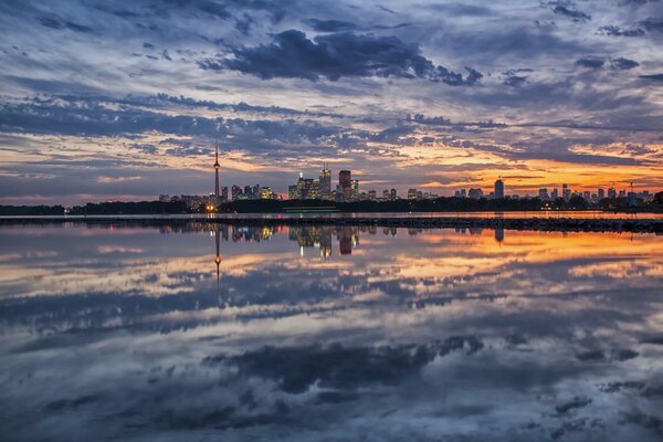 Toronto al atardecer. Vista desde el lago