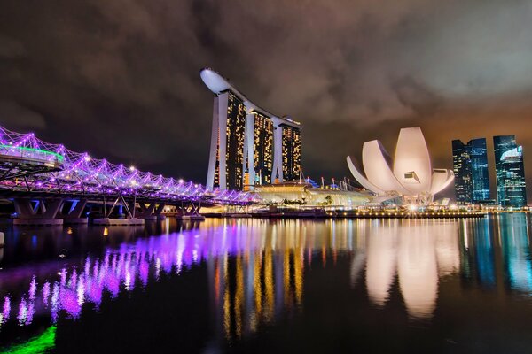 Reflejo de la ciudad nocturna en la superficie del agua