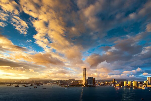 Wolkenkratzer von Hongkong vor dem Hintergrund eines schönen Sonnenuntergangs