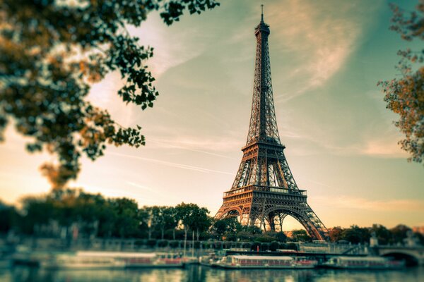 Torre Eiffel sulla riva del fiume con bella luce