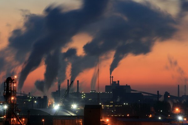 Fumée de tuyaux d usine sur fond de ciel nocturne