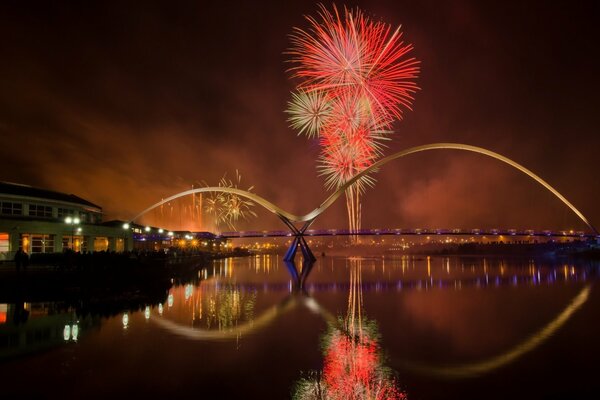 Città in raffiche di fuochi d artificio sullo sfondo di un fiume e un ponte