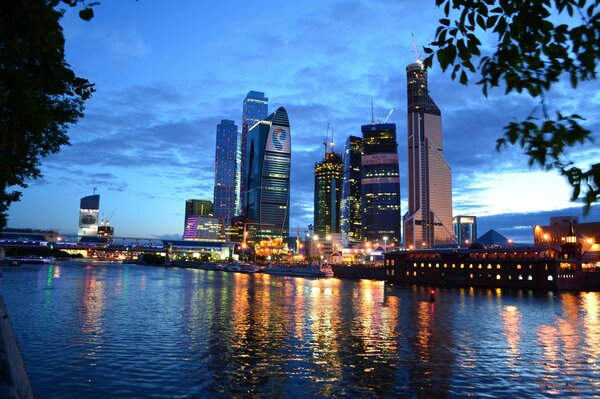 Vue de nuit de la ville de Moscou sur la rivière