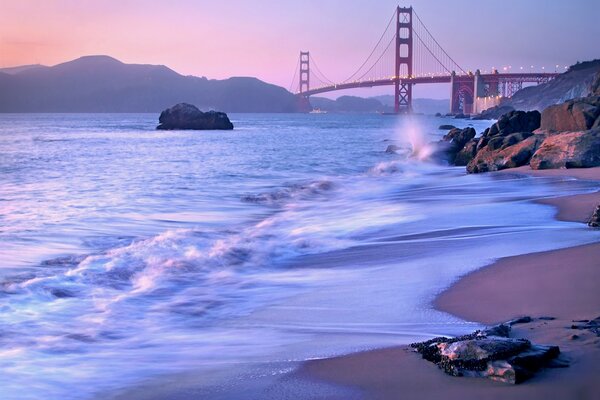 Вечерний сиреневый пейзаж моста золотые ворота в Сан-Франциско
