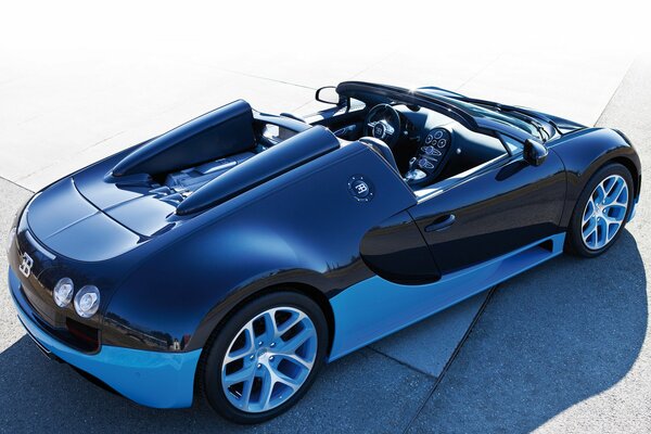 Niebieski Bugatti lśni w promieniach słońca