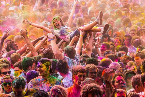 Il Festival dei colori è in pieno svolgimento