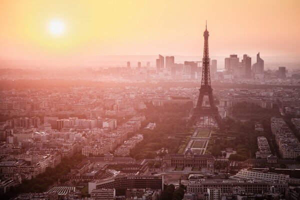 Am Morgen ist der Eiffelturm in der Stadt Paris im Nebel einfach wunderschön