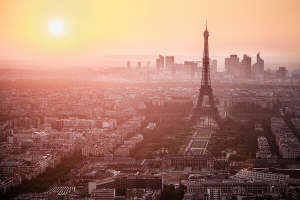 Por la mañana, la torre Eiffel en la ciudad de París es simplemente hermosa en la niebla