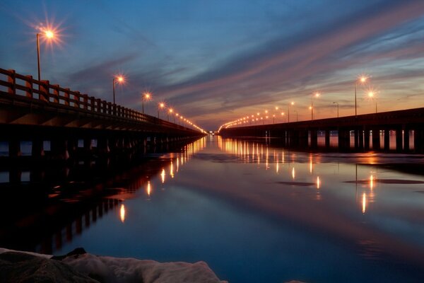 Foto incredibilmente bella di un ponte al tramonto