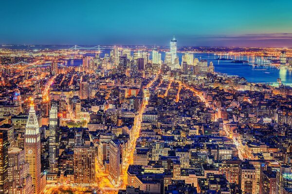 La sera di New York nel bagliore delle luci