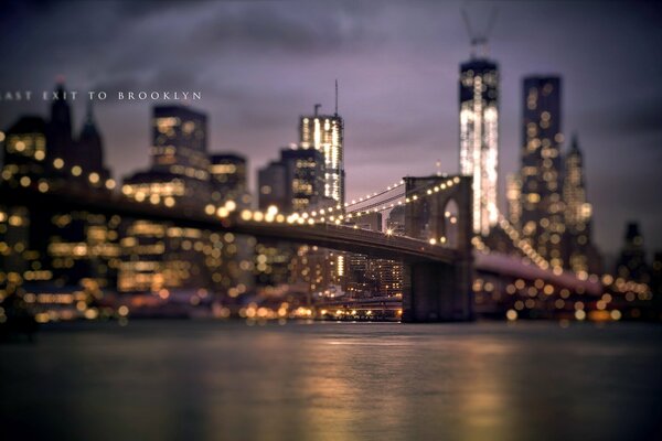 Città con ponte sul fiume di notte