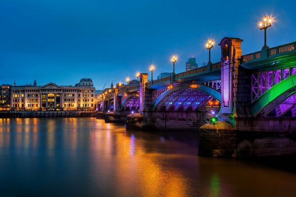 London Bridge in hellen Farben