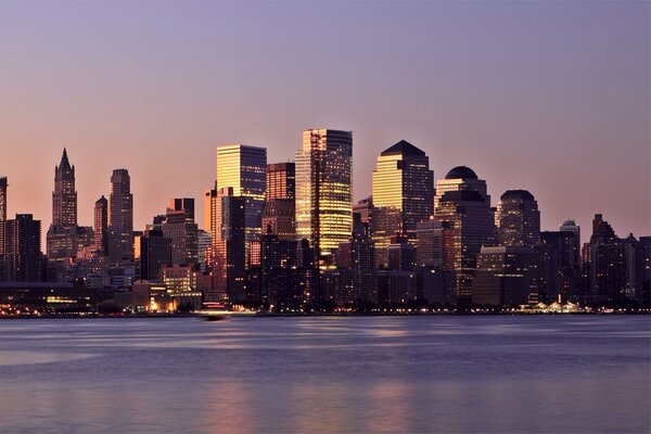 Coucher de soleil de Manhattan sous les lumières des gratte-ciel