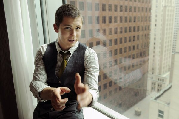 US-Schauspieler Logan Lerman am Fenster