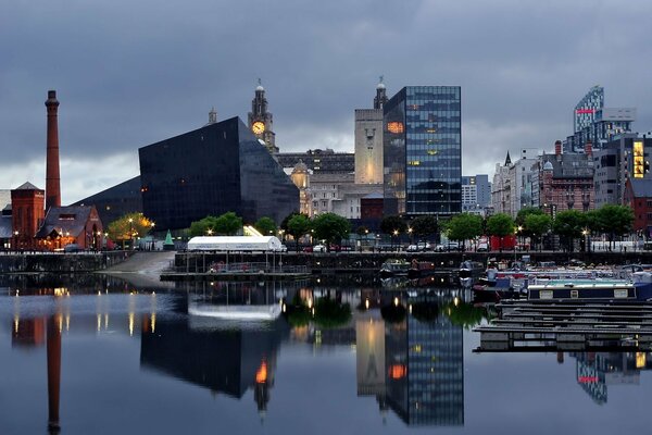 Liverpool evening city wallpaper