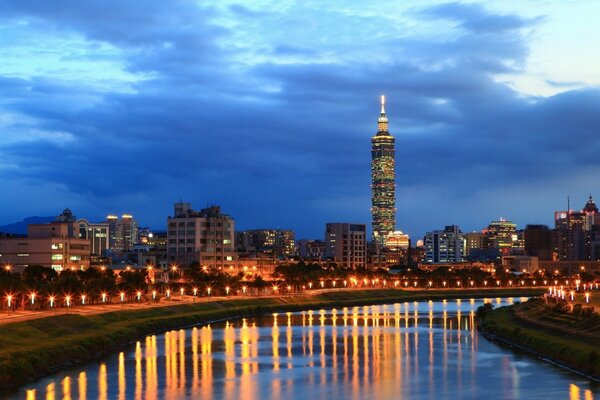 Die abendliche leuchtende Stadt in China