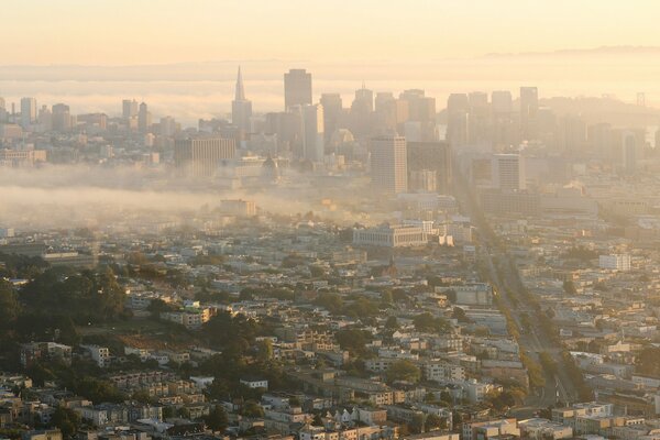 La ville est enveloppée par une brume brumeuse