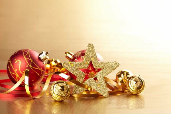 Noworoczny nastrój ze złotą gwiazdą, serpentyną i zabawkami