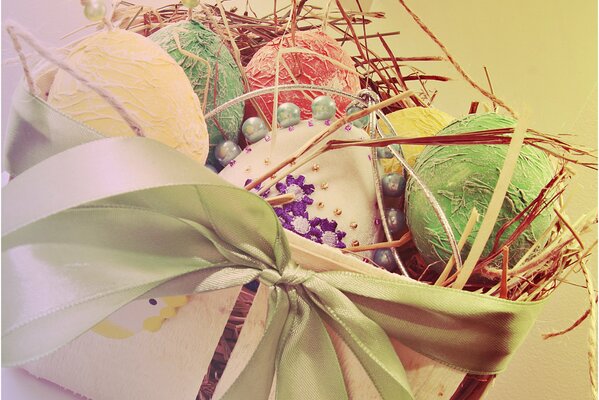 Uova di Pasqua decorate a festa