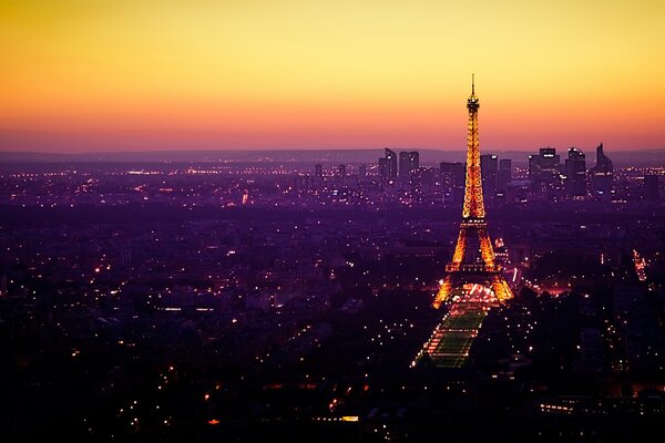 Der Eiffelturm in der Nacht von Paris