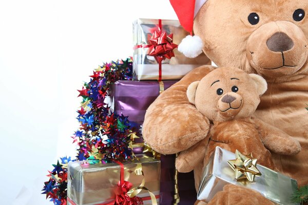 Un montón de regalos y juguetes de peluche para el año nuevo