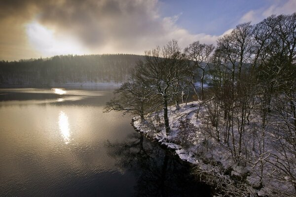 Herrliche Sonnenuntergangslandschaft am See