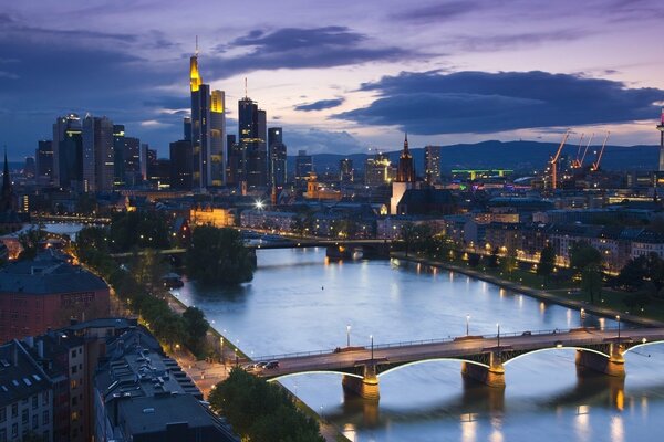 Abendpanorama von Frankfurt mit Fluss, Brücken. Im Hintergrund Wolkenkratzer