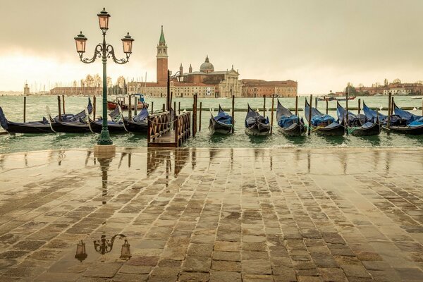 Gondeln, die in Venedig am Ufer befestigt sind