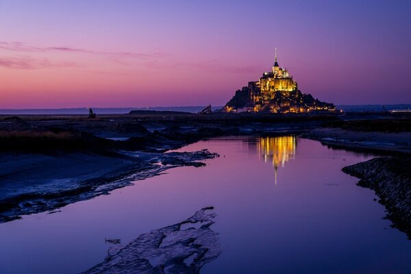 Une ville au loin du ciel violet