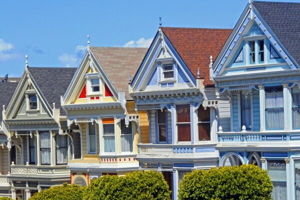 In der Stadt San Francisco sind Häuser wie Puppenhäuser gebaut