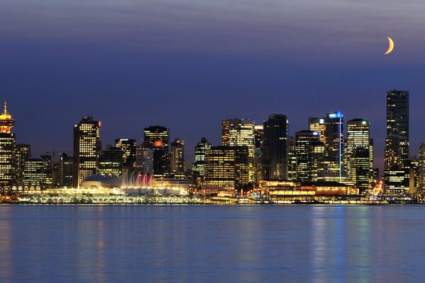 El océano en el fondo de la ciudad de Vancouver