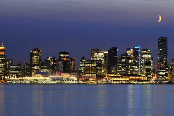 Oceano sullo sfondo della città di Vancouver