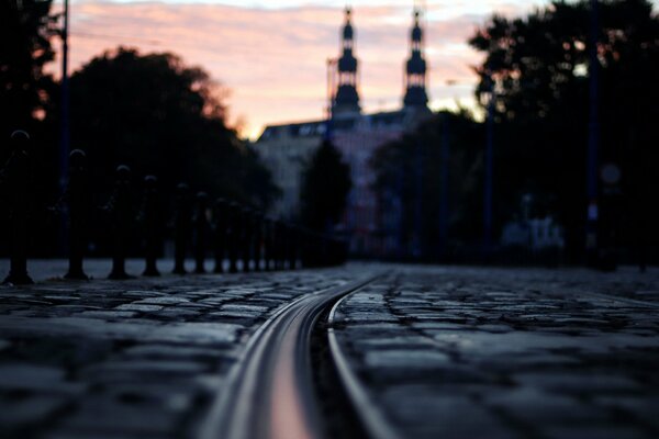 Rue de nuit dans les tons gris sous le ciel rose coucher de soleil