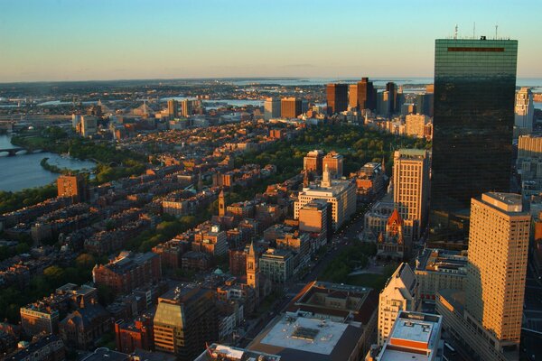 Ciudad cerca del agua de Boston en EE.UU. al amanecer