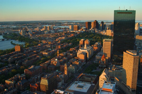 Miasto nad wodą Boston w USA o świcie