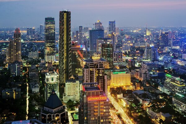 Luces de la ciudad de Bangkok por la noche