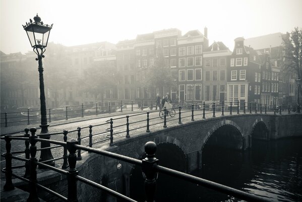 Rivière, pont, lanterne, vieille ville dans le brouillard