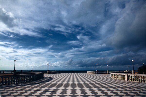 Die Stadt Toskana in Italien ist mit schönen Terrassen mit Laternen und blauem Himmel in Erinnerung geblieben