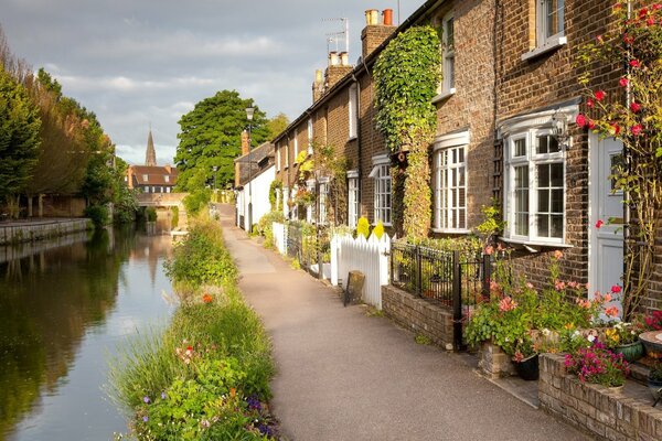 A street in the suburbs near the canal