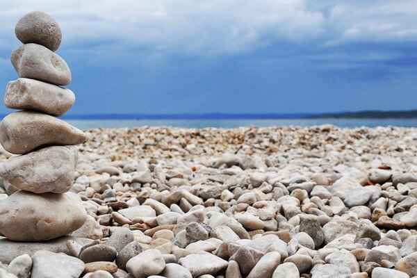 Schönes Foto von Steinen am Meer