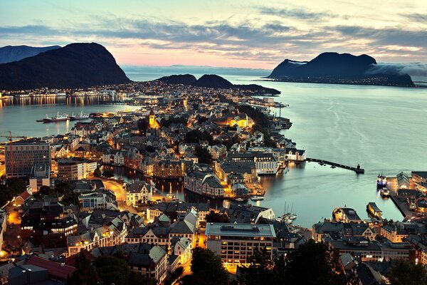 Die Stadt Ossesund in Norwegen am Abend