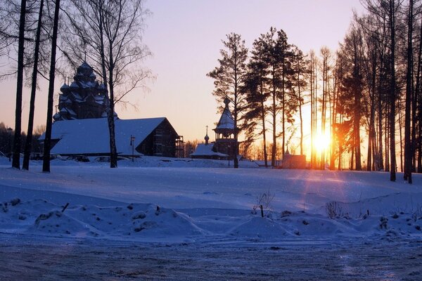 Temple au coucher du soleil dans la forêt d hiver